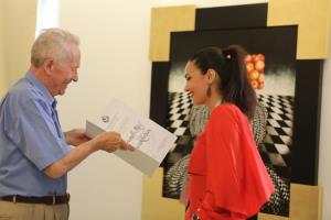 GLST, zakljucek tabora, predsednik stokovnega sveta galerija mag Ciril Pevec izroca veliko nagrado iranski umetnici, foto Alenka Strazisar Lamovsek (8)